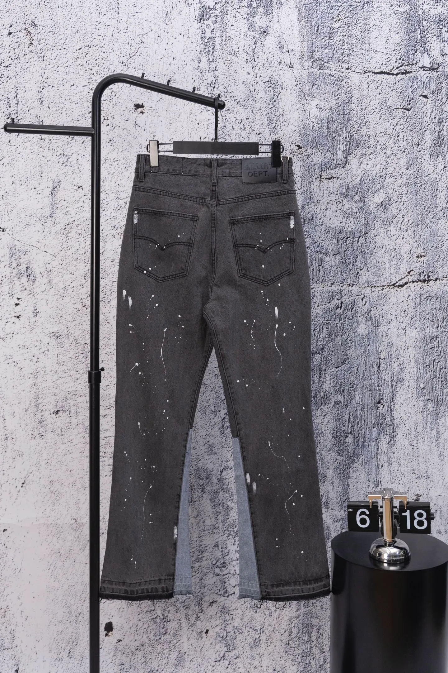 💰270 GALLERY DEPT.25ss new style splash-ink jeans, boot-cut trousers, denim + splash-ink, full of artistic sense! The trouser legs are spliced ​​with denim, creating a layered look, and the words "GALLERY DEPT." are super recognizable✨. High-density denim, wear-resistant and comfortable, perfect for daily wear or street style. Inspired by the classic elements of Helmut Lang, splashing ink is full of three-dimensionality. Pair it with simple tops or HL items to easily get a sense of avant-garde fashion! Gallery Dept. targets the global fashion pioneer group aged 18-35 and positions itself as a "high street art trendy brand". Cultural symbol output: Through endorsements from stars such as Virgil Abloh, Jennie, and Justin Bieber, the brand’s benchmark status in the hip-hop and fashion circles is strengthened. Size: 28-34 Color: Gray Blue
